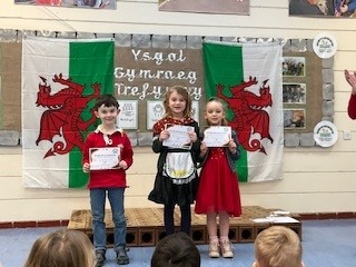 Plant yn dathlu Dydd Gwyl Dewi