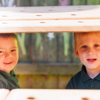 Plant yn y chwarae tu allan