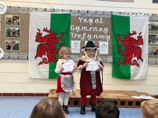 Plant yn dathlu Dydd Gwyl Dewi