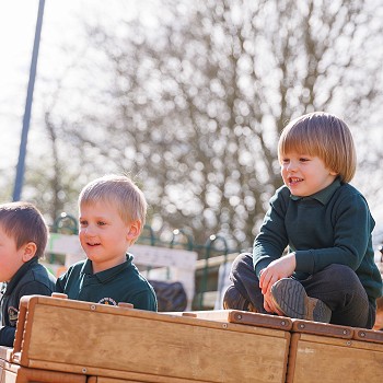 Plant yn y chwarae tu allan