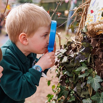 Plant yn y chwarae tu allan