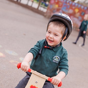 Plant yn y chwarae tu allan