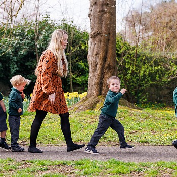 Plant yn y chwarae tu allan