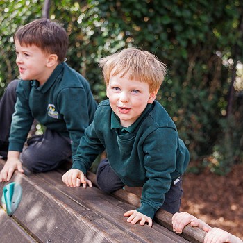 Plant yn y chwarae tu allan