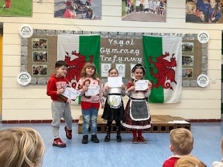 Plant yn dathlu Dydd Gwyl Dewi