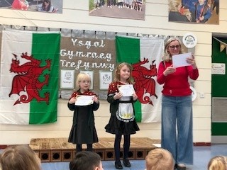 Plant yn dathlu Dydd Gwyl Dewi