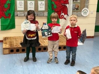 Plant yn dathlu Dydd Gwyl Dewi