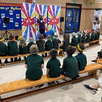 Plant yn gwylio Do Re Mi