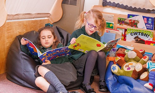 Disgyblion Ysgol Gymraeg Trefynwy yn darllen llyfrau